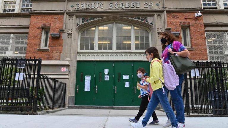 Nueva York cierra nuevamente escuelas por covid-19