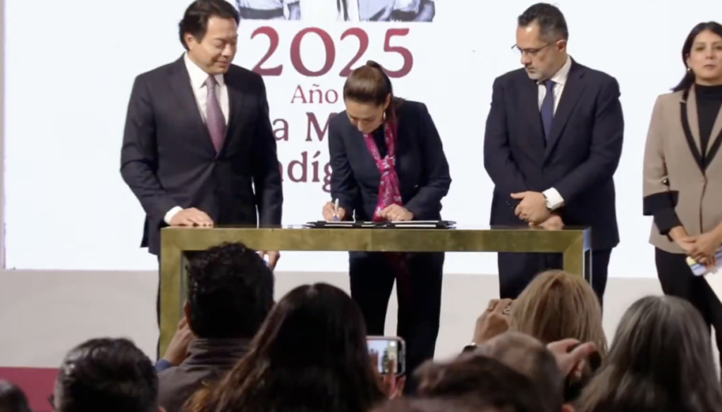 Sheinbaum firma decretos para reducir edad de jubilación y facilitar movilidad de maestros