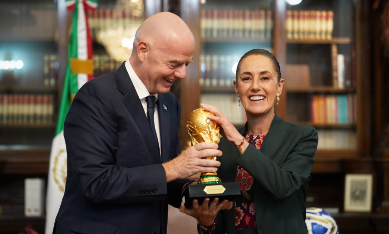 Claudia Sheinbaum recibe Copa del Mundo en manos de Gianni Infantino