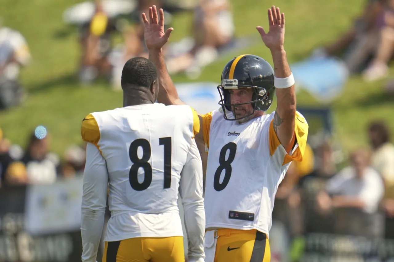 Disfruta Rodgers con los Steelers el que podría ser su último campamento