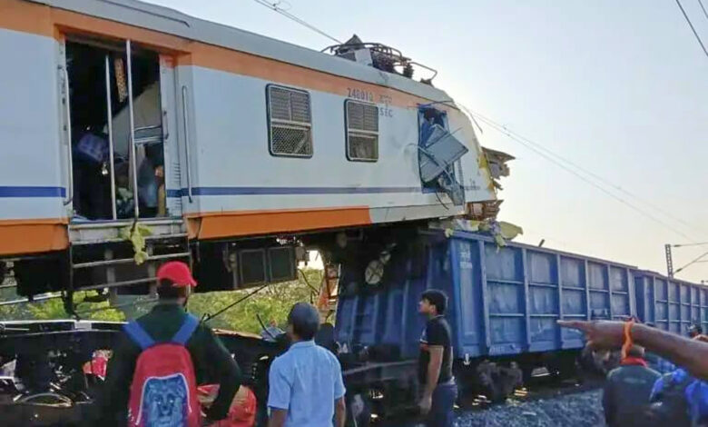 Chocan trenes de pasajeros y dejan al menos 8 decesos