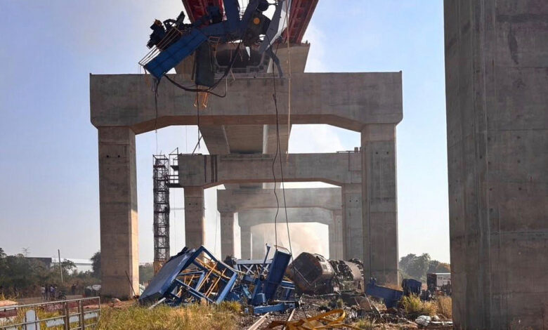 Una grúa de construcción cae sobre un tren de pasajeros en Tailandia.